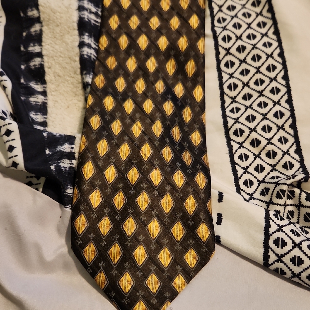 Valentino Cravatte Black Tie with Gold Diamond Pattern